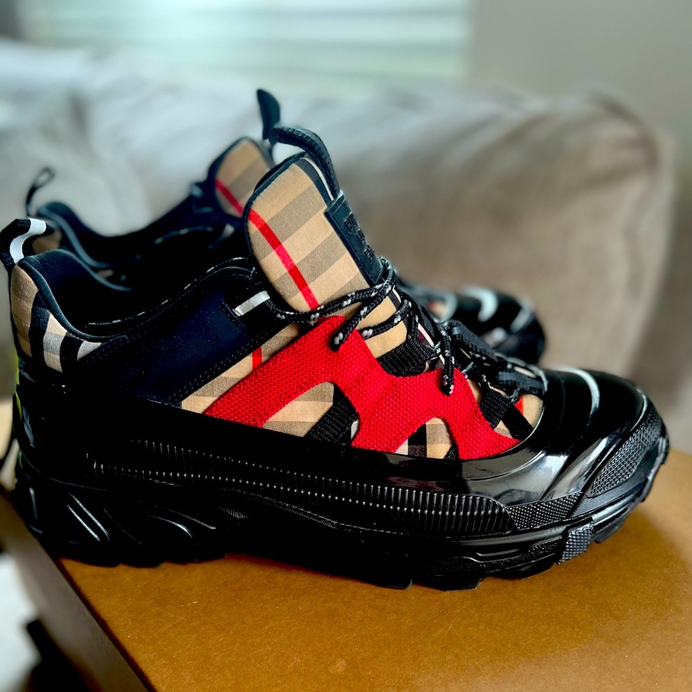 Burberry Low Top Sneaker Shoe So nice and Fresh!!! ❤️‍🔥